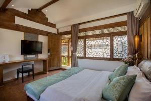 夕露小榭古城南门店 Xilu Xiaoxie Inn Old Town Lijiang客房内的一张或多张床位