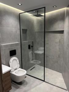 ein Badezimmer mit Dusche, Toilette und Waschbecken in der Unterkunft GreDa in Malia