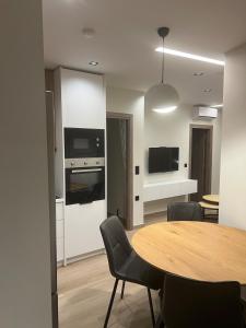 eine Küche und ein Esszimmer mit Tisch und Stühlen in der Unterkunft GreDa in Malia