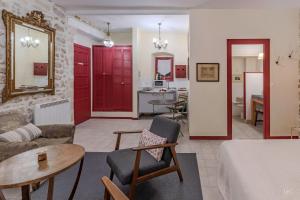 a living room with red doors and a table at Le trente trois in Uzès