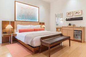 a bedroom with a large bed and a bathroom at Okaeri in Calistoga