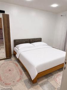 a white bed in a white room with at Pas de nom in Bouzareah