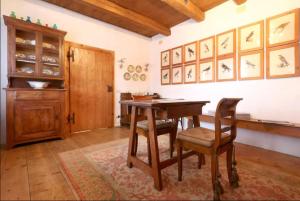 uma sala de jantar com uma mesa de madeira e cadeiras em COLVAGO IL PIOL - ANCIENT VENETIAN VILLA em Santa Giustina