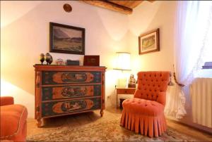 sala de estar con cómoda y silla en COLVAGO IL PIOL - ANCIENT VENETIAN VILLA en Santa Giustina