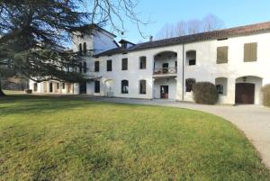 duży biały budynek z dużym dziedzińcem w obiekcie COLVAGO IL PIOL - ANCIENT VENETIAN VILLA w mieście Santa Giustina
