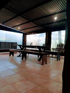 a ping pong table in a room with two chairs at Cabaña La Churra in Corrientes