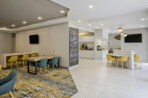 a dining room and kitchen with a table and chairs at TownePlace Suites by Marriott Boynton Beach in Boynton Beach