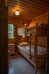 سرير بطابقين أو أسرّة بطابقين في غرفة في Maristuen Fjellferie