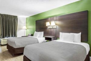 two beds in a hotel room with green walls at Quality Inn & Suites Ridgeland in Ridgeland +36 photos