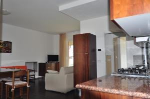 una cucina e un soggiorno con piano di lavoro di Villa Emilio a Domaso