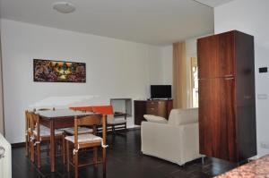 una cucina e un soggiorno con un tavolo e un divano di Villa Emilio a Domaso