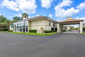 a house with a driveway in front of it at Quality Inn & Suites Ridgeland in Ridgeland