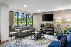 a living room with a couch and a tv at Quality Inn & Suites Ridgeland in Ridgeland