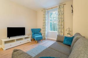 a living room with a couch and a tv at 1 Bed in Grasmere oc-lr068 in Grasmere