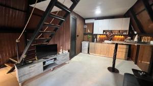 eine Küche mit einer Wendeltreppe in einem Zimmer in der Unterkunft Dar Batroun in Batrun
