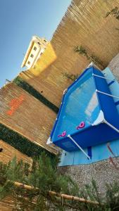 ein leerer Swimmingpool in einem Hof neben einem Gebäude in der Unterkunft Dar Batroun in Batrun