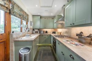 a kitchen with green cabinets and a counter top at 3 Bed in Windermere oc-lr164 in Windermere