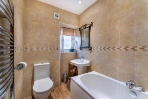 a bathroom with a toilet and a sink at 3 Bed in Windermere oc-lr164 in Windermere +14 photos