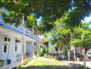 a view of the courtyard of a building at LM Suítes in Búzios