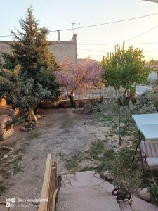 a backyard with trees and a fence and a house at Cal Bonet in Cerviá
