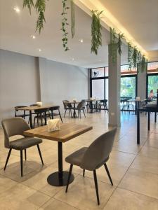 a restaurant with tables and chairs and windows at HOTEL CITY in Posadas