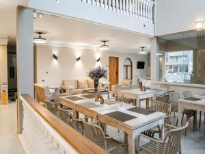 a restaurant with tables and chairs in a room at Hotel Bocagrande Cartagena in Cartagena de Indias