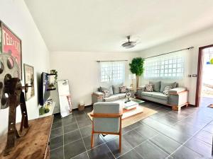 a living room with a couch and a table at Villa Fidelina Picsina in Río San Juan