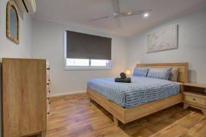 a bedroom with a bed and a window at Billfish in Exmouth