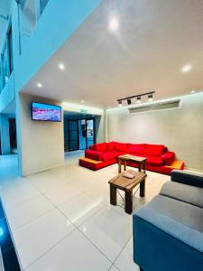 a living room with red couches and a tv at HOTEL CITY in Posadas