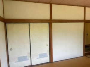 a wall of glass in a room at 海岸道路沿い 磯の宿 in Minamiboso +14 photos