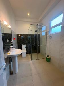 a bathroom with a shower and a sink and a toilet at 7 Crowns Villa Ambewela, Nuwara Eliya in Boragasketiya +36 photos