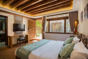夕露小榭古城南门店 Xilu Xiaoxie Inn Old Town Lijiang的电视和/或娱乐中心