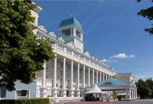 un grand bâtiment avec une tour d'horloge en haut dans l'établissement Disney Newport Bay Club, à Chessy