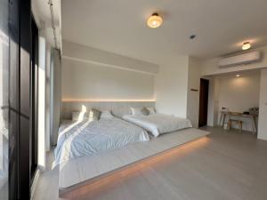 a bedroom with a large white bed in a room at wangderfu享富Villa in Dongshan