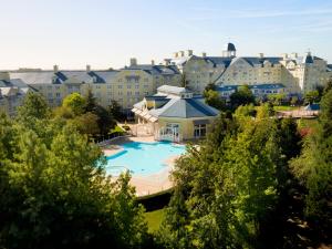 謝西的住宿－Disney Newport Bay Club，享有带游泳池的度假村的空中景致