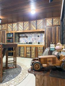 a room with a wooden toy car on a table at Pousada Mar Vintage in Laguna