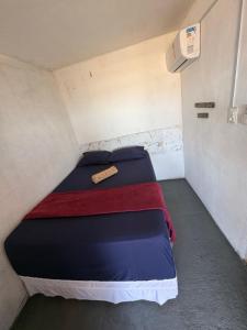 a small room with a bed in a small room at Por do sol residence in Aracati
