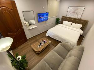 a small room with a bed and a couch at راكة سويت الخبر للشقق الفندقية المخدومة in Al Khobar