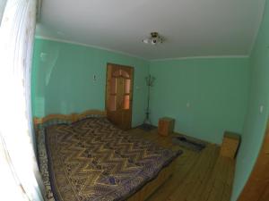 Un pat sau paturi într-o cameră la Sadyba na Luzhku