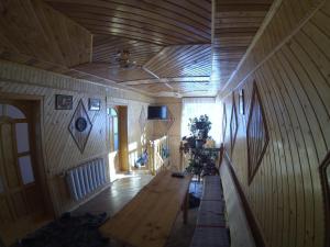 ラーゼシュチュナにあるSadyba na Luzhkuの木製の天井の部屋の木製テーブル