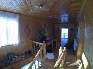 ラーゼシュチュナにあるSadyba na Luzhkuの木製の天井の客室のオーバーヘッドビュー