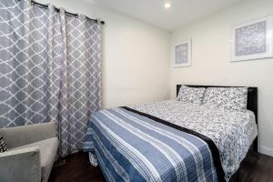 a small bedroom with a bed and a couch at Comfort and Cozy stay Free parking on site in Oakland