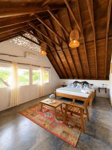 a bedroom with a bed and a wooden ceiling at Hotel Isla Azul - Islas del Rosario in Isla Grande