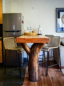 a table made out of a tree stump at Refugio en Camino a Farellones in Lo Barnechea +10 photos