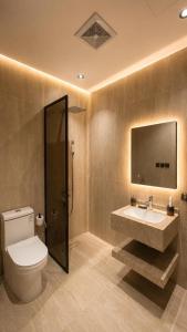 a bathroom with a toilet and a sink at Advantage Residence in Medina