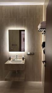 a bathroom with a sink and a mirror at Advantage Residence in Medina