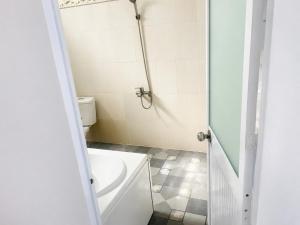 a bathroom with a toilet and a shower at Khách sạn Thu Hòn Rơm Phan Thiết in Phan Thiet
