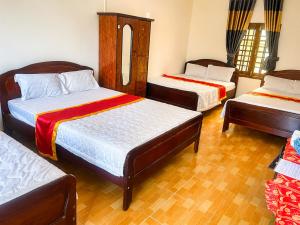 a room with two beds at Khách sạn Thu Hòn Rơm Phan Thiết in Phan Thiet