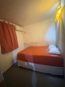 a small room with a bed in a room at Por do sol residence in Aracati