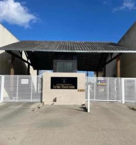 a white gate in front of a building at Apartamento em Caruaru 3 quartos completo in Caruaru